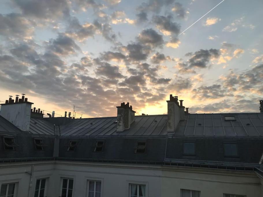 Charming Parisian Apartment Under The Rooftops Eksteriør bilde